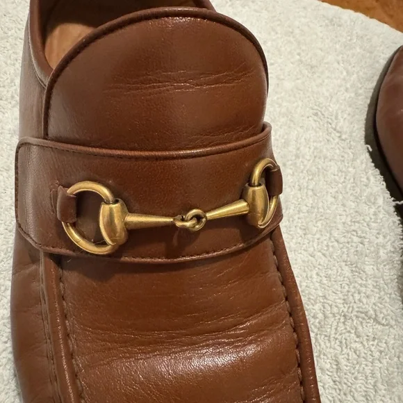 Gucci Tan Leather Men's Slip-On Loafers with Gold Detail - Picture 3 of 6